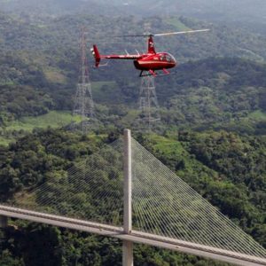 Helicóptero en Áreas del Canal de Panamá